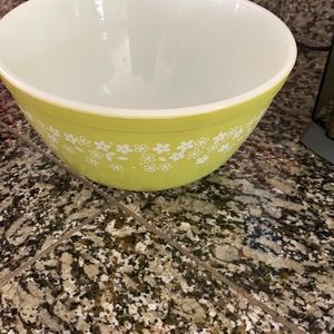 Vintage Pyrex mixing bowl